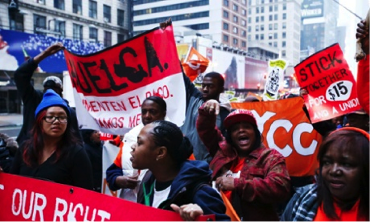 New York’ta Perşembe günü fast food işçileri restoranlarından birinin önünde McDonald's’ı protesto ediyorlar. Foto: Eduardo Munoz