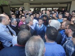 Genel müdür işçileri ikna etmeye çalışırken