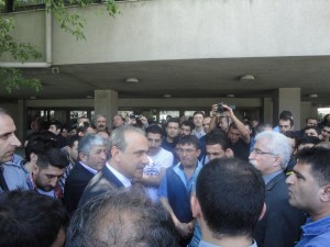 Genel müdür işçileri ikna etmeye devam ediyor