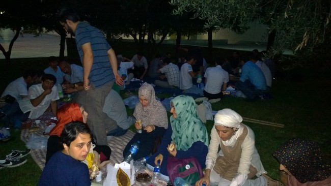 PROTESTO SONRASI CEVAHİR AVM YANINDA İFTARIMIZI AÇARKEN